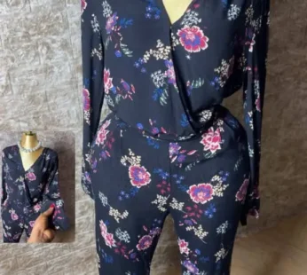 Combinaison noire fleurie élégante – style chic et unique