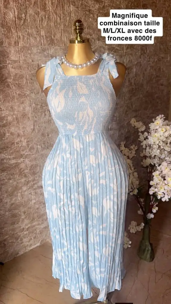 Combinaison bleu ciel élégante à fronces – style chic et unique