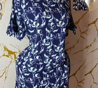 Robe bleue fleurie en tissu lourd – Élégante et confortable femme