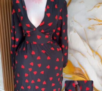 Magnifique robe noire à cœurs avec fente – Sexy et romantique