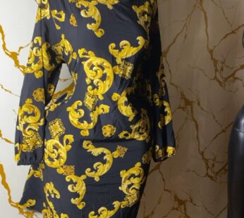 Magnifique mini robe chinoise noire à motifs jaunes – Chic et originale