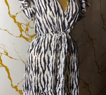 Magnifique mini robe blanche et noire – Chic et tendance