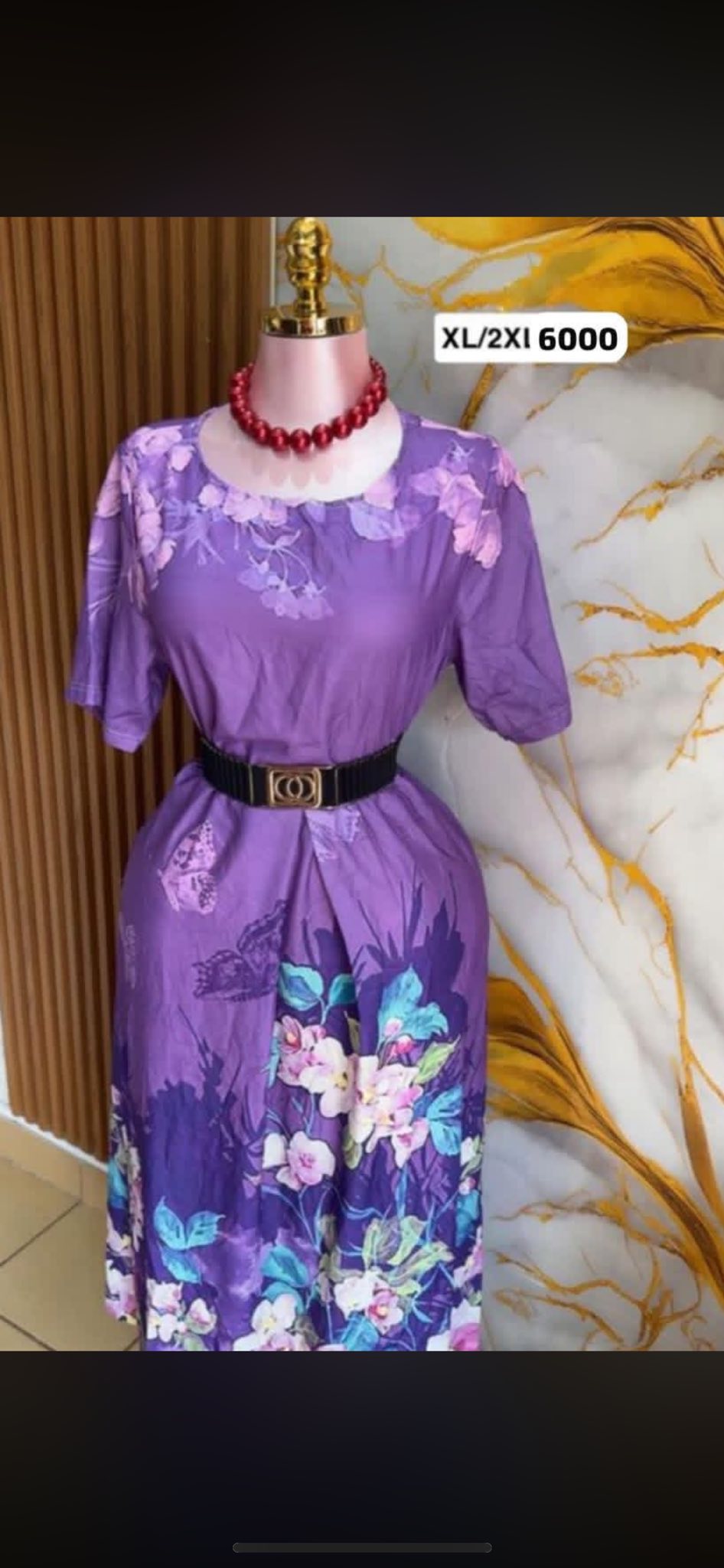 Magnifique robe violette fleurie – Chic et élégante
