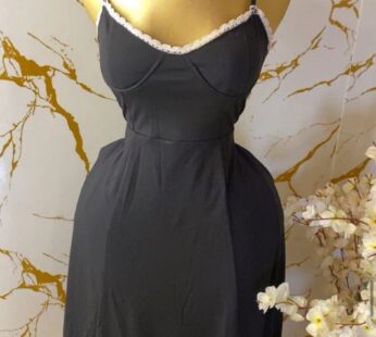 Magnifique robe noire en tissu lourd – Chic et sophistiquée