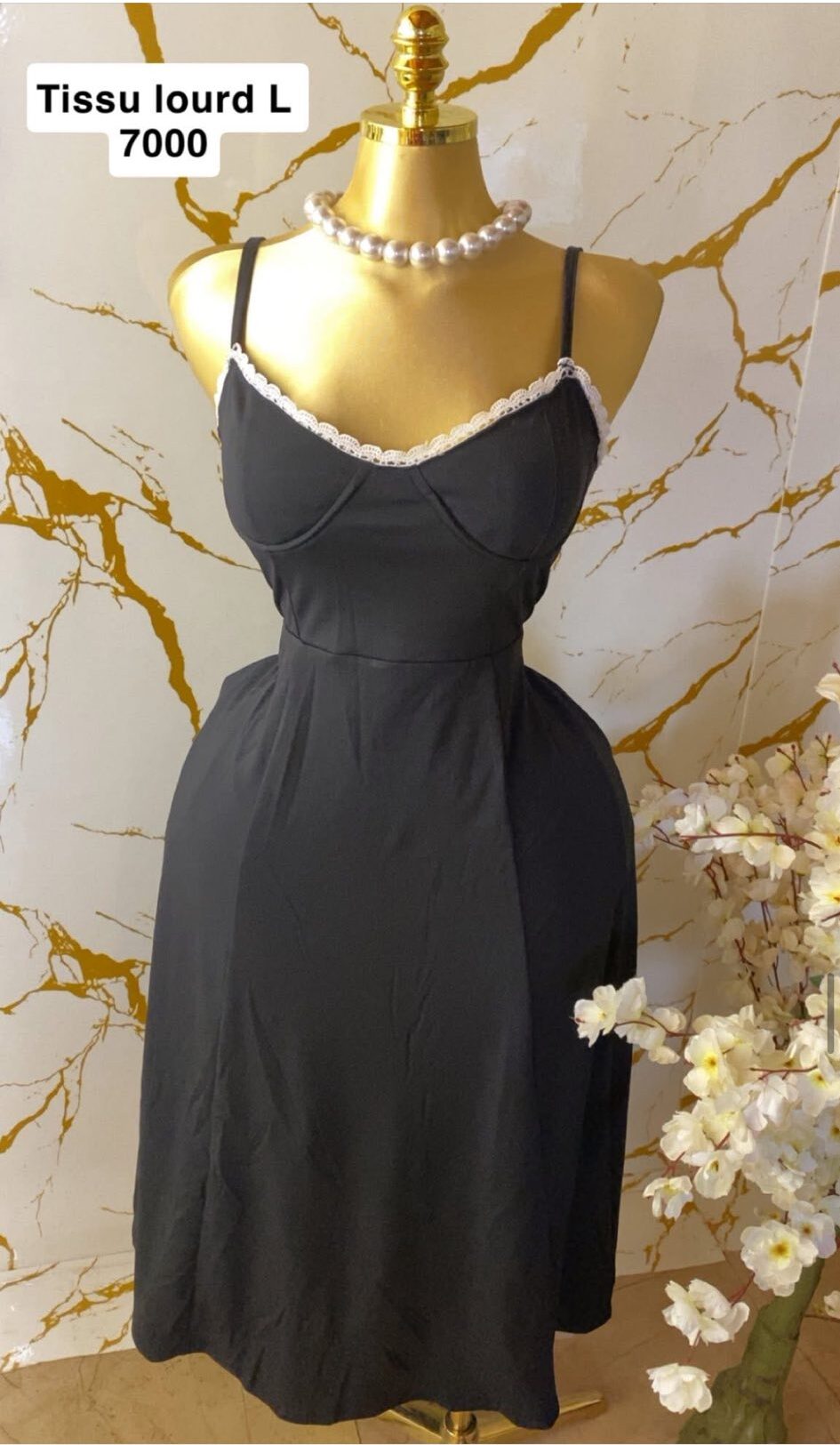 Magnifique robe noire en tissu lourd – Chic et sophistiquée