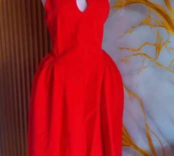Magnifique robe longue rouge en tissu hyper lourd – Luxe et élégance