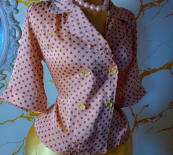 Magnifique chemisier rose à pointillés noirs – Chic et tendance