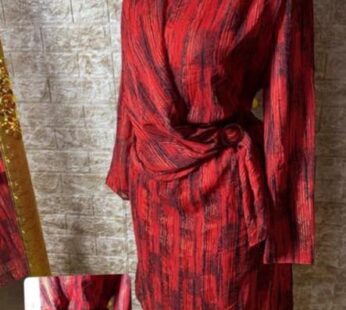 Magnifique robe rouge en tissu lourd – Chic et sophistiquée