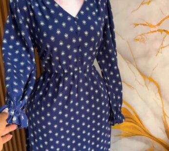 Magnifique robe longue bleue à motifs blancs – Chic et raffinée