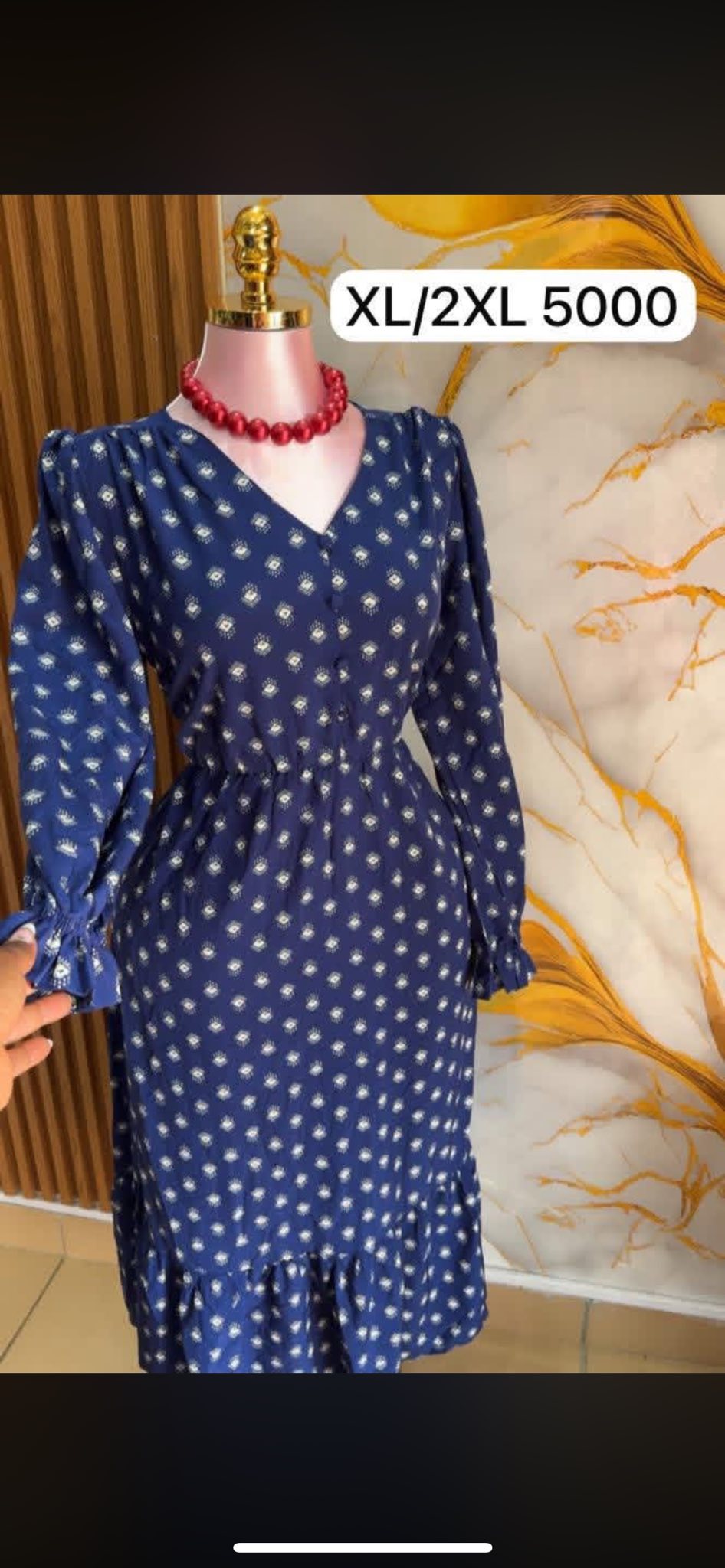 Magnifique robe longue bleue à motifs blancs – Chic et raffinée